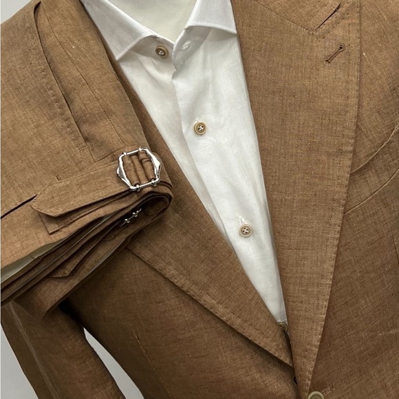 Cognac Loro Piana fabric 100% linen suit made in Italy.
Ticket pocket - Picture 2 of 2